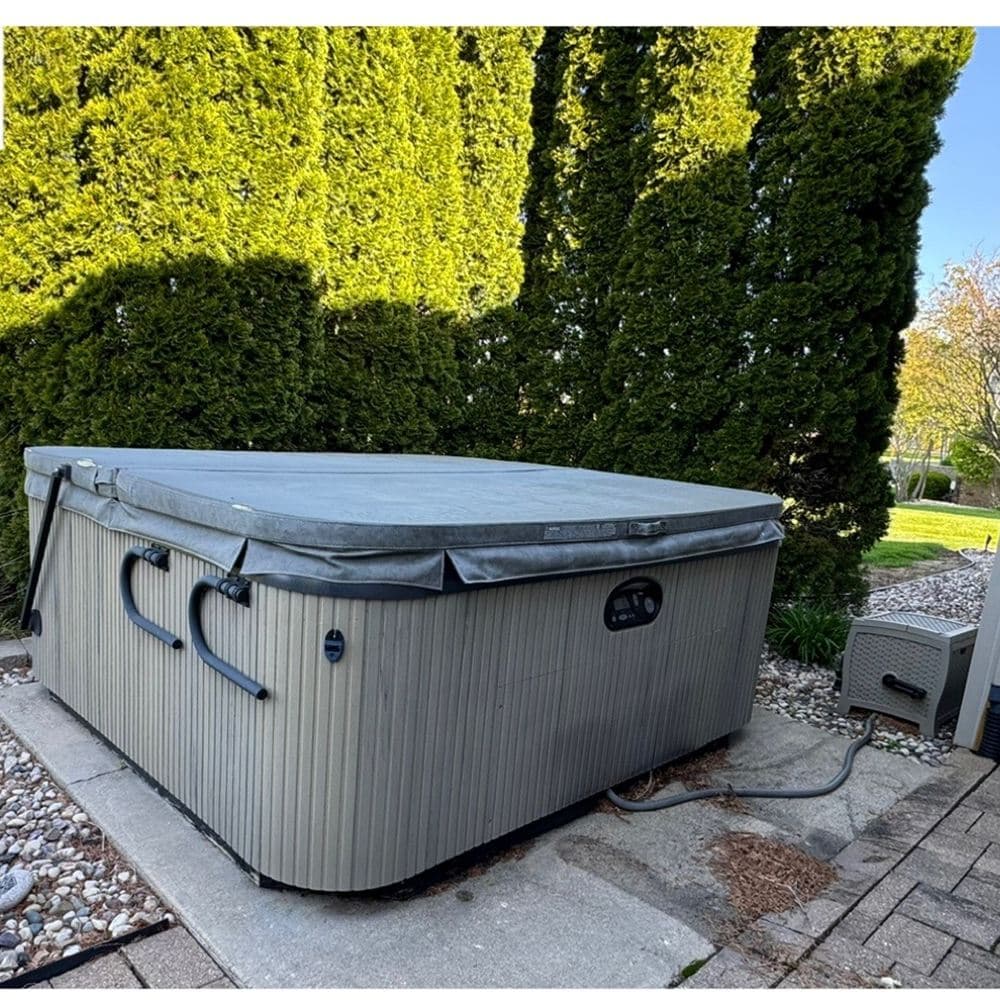 Junk removal in Rockford IL: hot tub removal before