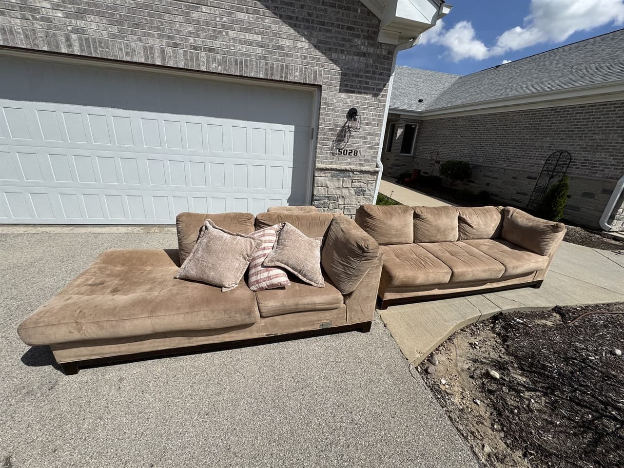Junk removal in Rockford IL: curbside furniture removal before